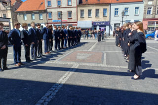 Polonez maturzystów z I LO na rynku w Ostrzeszowie