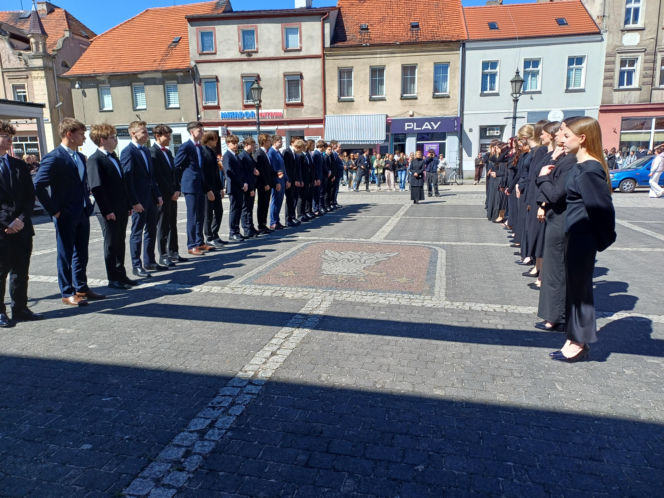 Polonez maturzystów z I LO na rynku w Ostrzeszowie
