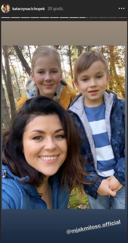 M jak miłość. Kinga (Katarzyna Cichopek), Misiek (Aleksander Bożyk), Lenka (Marysia Głowacka) na planie
