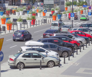 RATUSZ BIERZE SIĘ ZA PARKINGI.