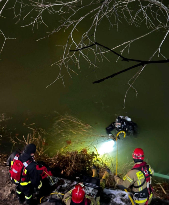 Auto wpadło do Odry we Wrocławiu