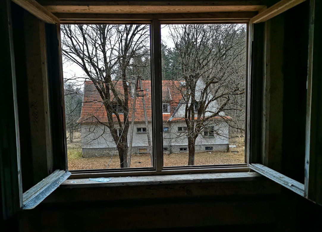 Opuszczona stacja kolejowa w sercu puszczy na Podlasiu