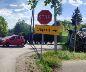 Dwa wypadki w odstępie kilku chwil! Kierowca przyglądał się zderzeniu BMW i opla i potrącił rowerzystę pod Ostrowią Mazowiecką [ZDJĘCIA]