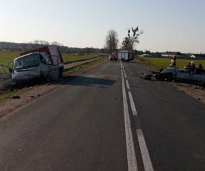 Przerażający wypadek w Gorzeniu. W wyniku zderzenia osobówki z busem do szpitala trafiło 6 osób
