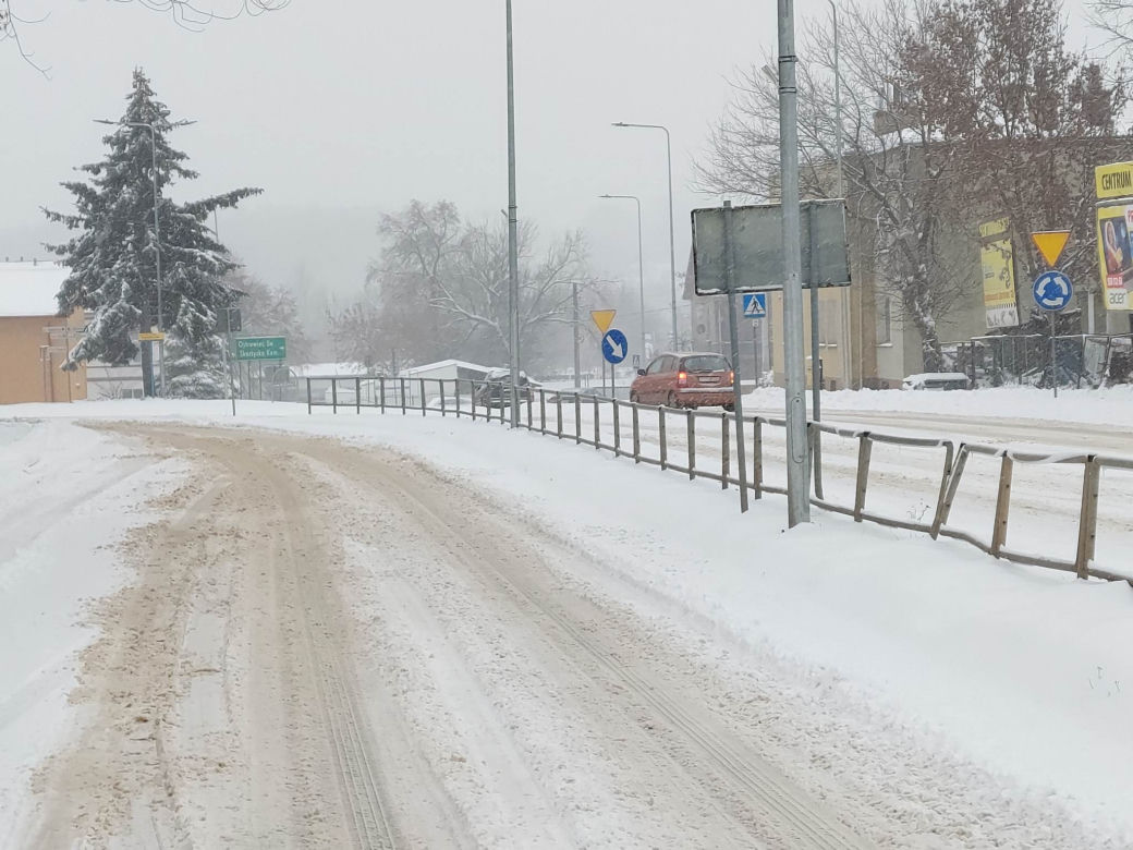 Starachowice pod śniegiem, na drogach trudne warunki do jazdy