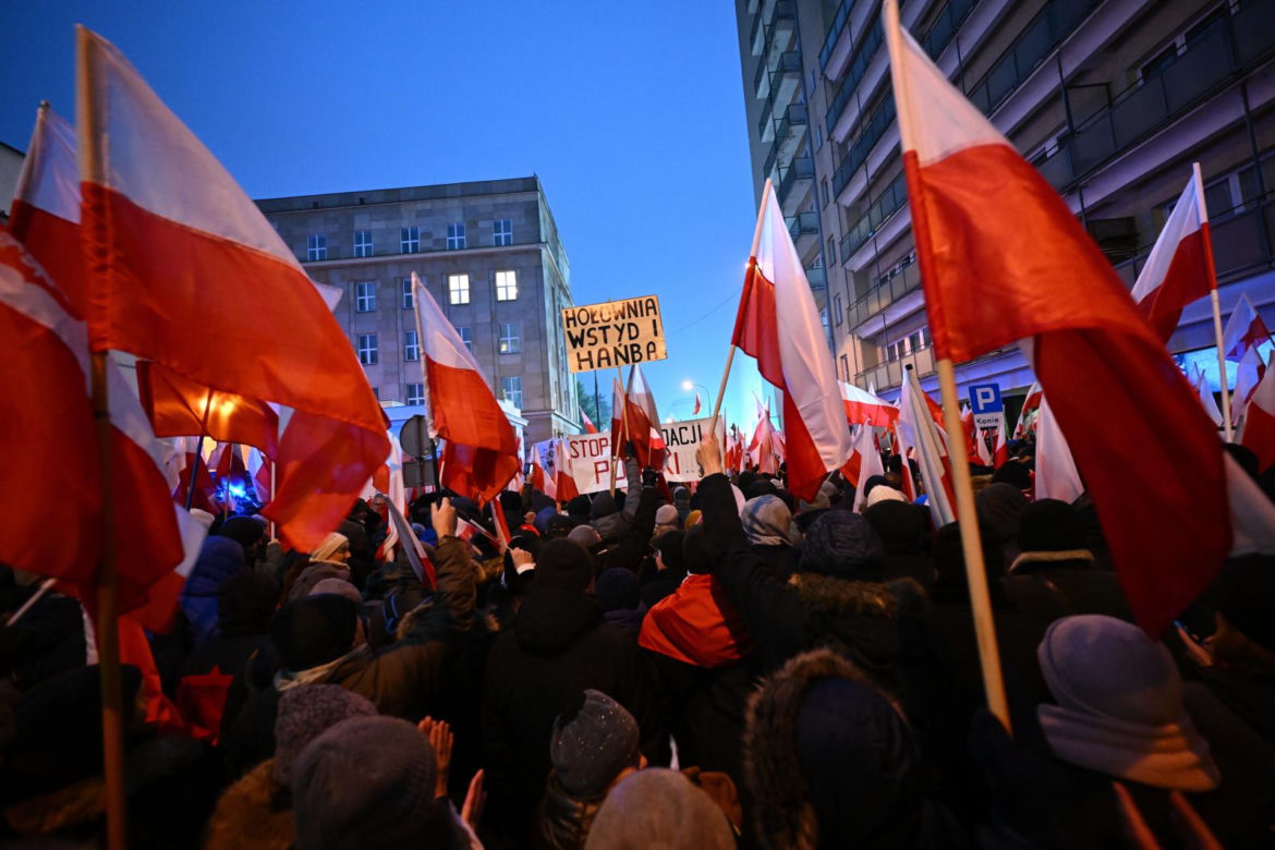 Tłumy rozpoczęły protest pod Sejmem! Uczestnicy solidarni z Mariuszem Kamińskim i Maciejem Wąsikiem