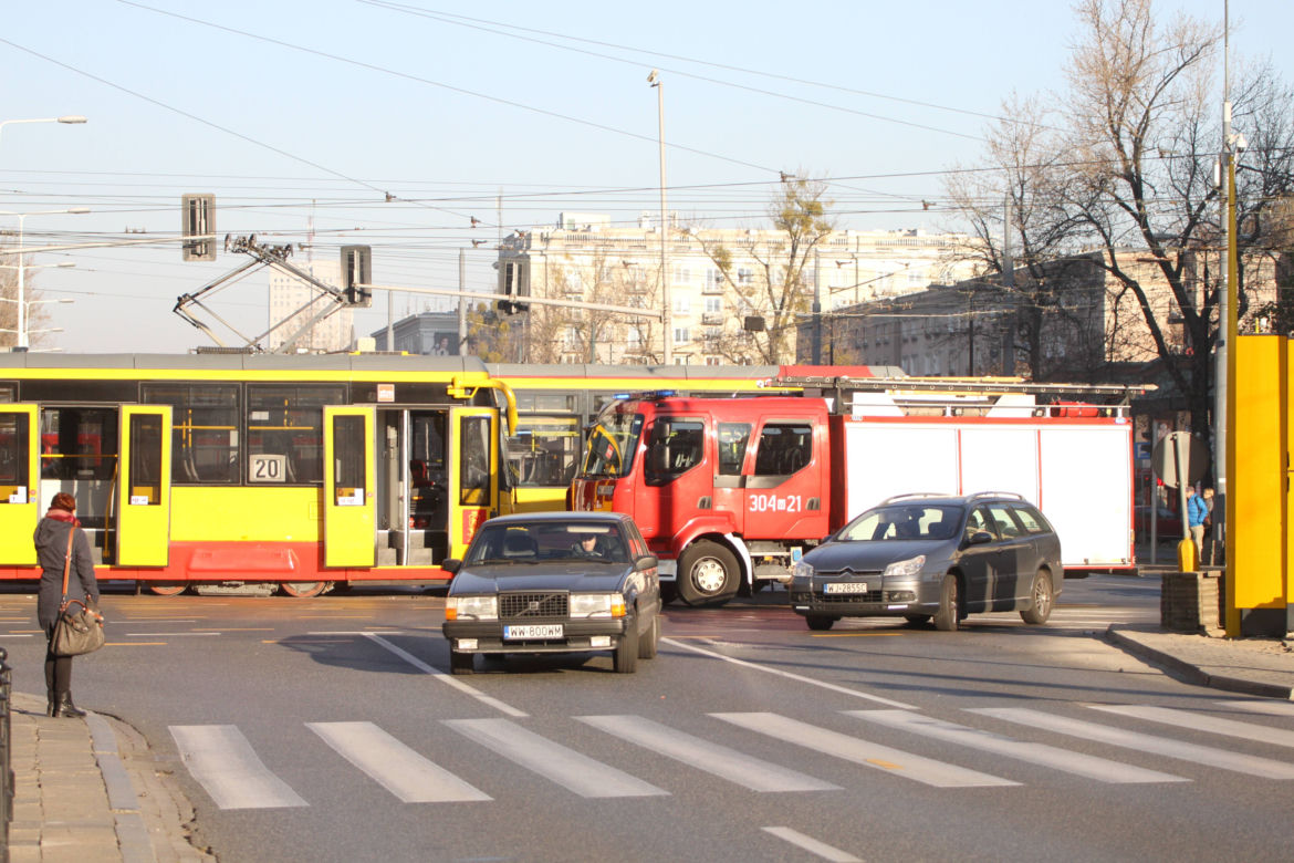 Warszawa zablokowana! Czołowe zderzenie tramwajów na skrzyżowaniu Solidarności i Jana Pawła przy kinie Femina