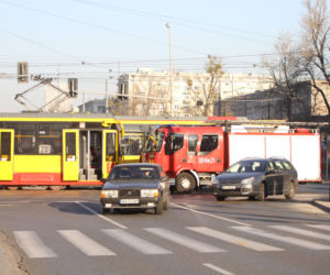 Warszawa zablokowana! Czołowe zderzenie tramwajów na skrzyżowaniu Solidarności i Jana Pawła przy kinie Femina