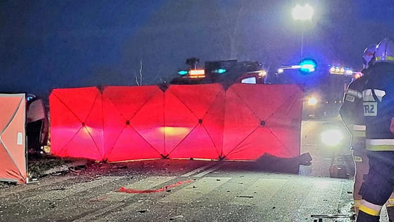 Koszmarny wypadek pod Tomaszowem! 21-latka nie żyje, 4 osoby ranne [ZDJĘCIA]