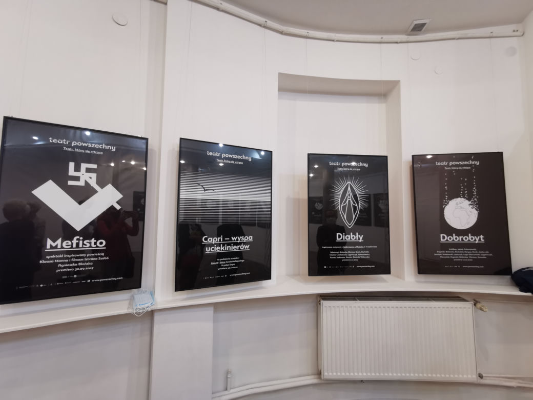 Plakat, który się wtrąca