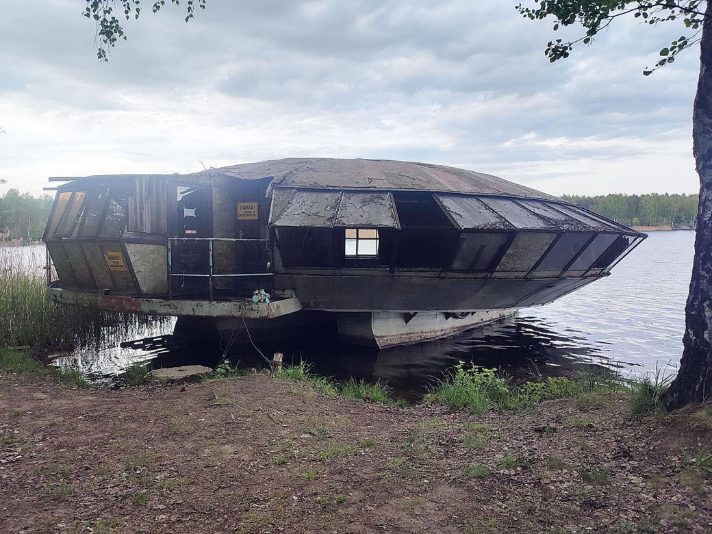 Statek UFO stoi przy nabrzeżu Pogorii i niszczeje
