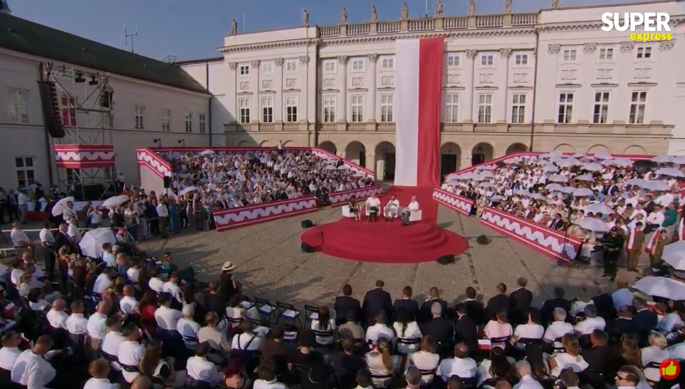 Dorota Gawryluk na debacie przed Pałacem Prezydenckim