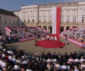 Dorota Gawryluk na debacie przed Pałacem Prezydenckim