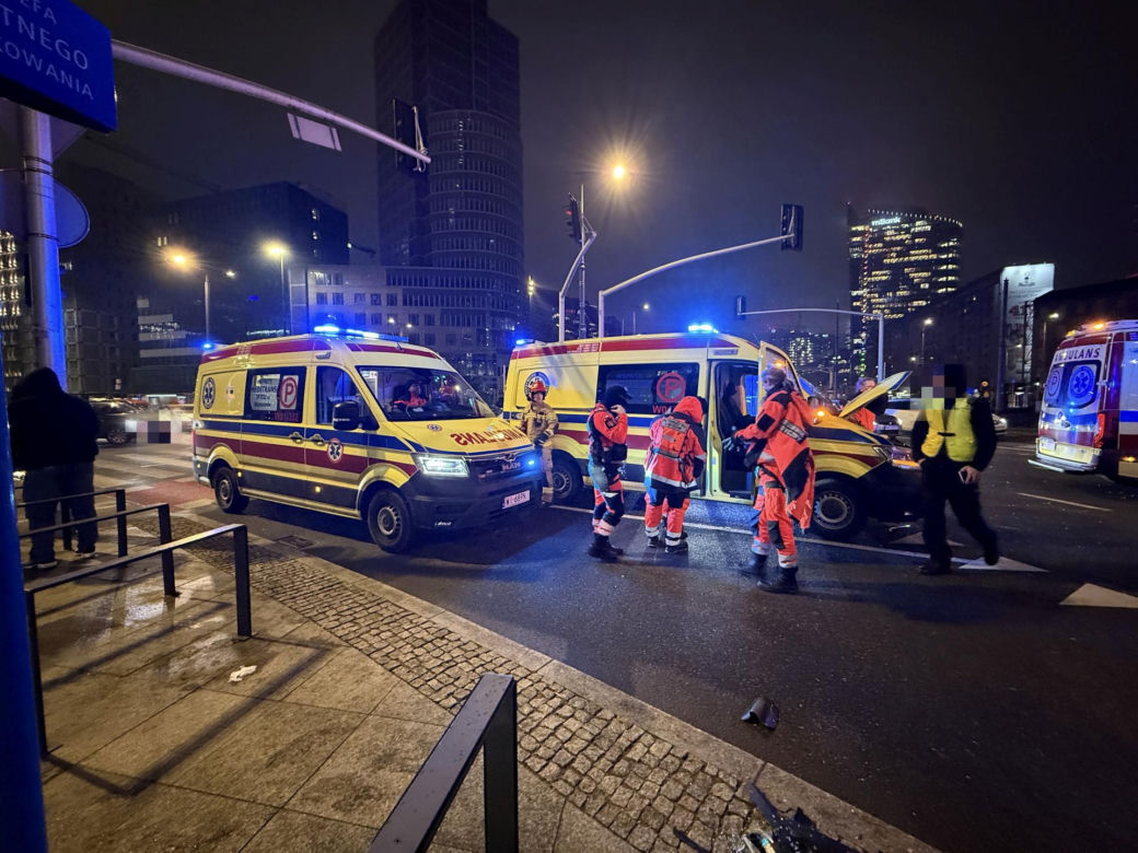 Wypadek karetki na rondzie ONZ w Warszawie. Ambulans zderzył się z taksówką "na aplikację"