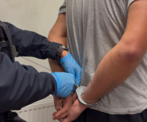Tragiczny finał brutalnego pobicia w centrum Bytowa! Trzech mężczyzn zaatakowało 36-latka i 44-letnią kobietę