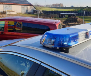 Wypadek busa w trakcie pościgu na S8. Kierowca przewoził prawdopodobnie migrantów [ZDJĘCIA]