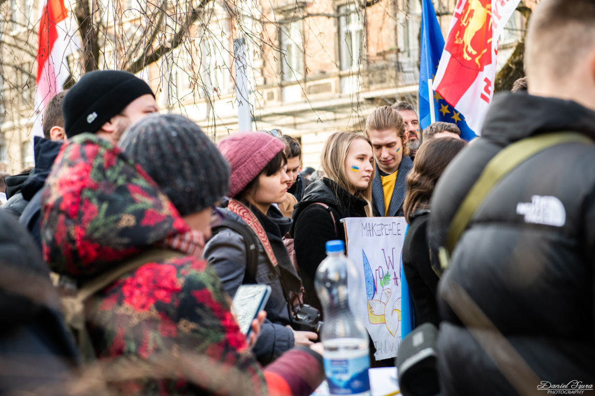  Kraków solidarny z Ukrainą. Setki osób przyszło na manifestację [ZDJĘCIA]