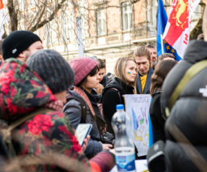  Kraków solidarny z Ukrainą. Setki osób przyszło na manifestację [ZDJĘCIA]