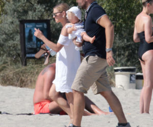 Kasia Tusk w bikini na plaży z rodziną