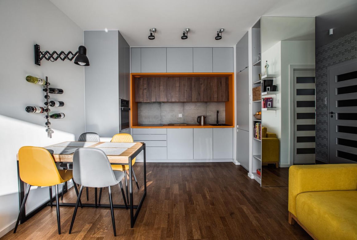 38-metrowa kawalerka projektu Interiorsy. Króluje tu minimalizm z dużą dawką koloru