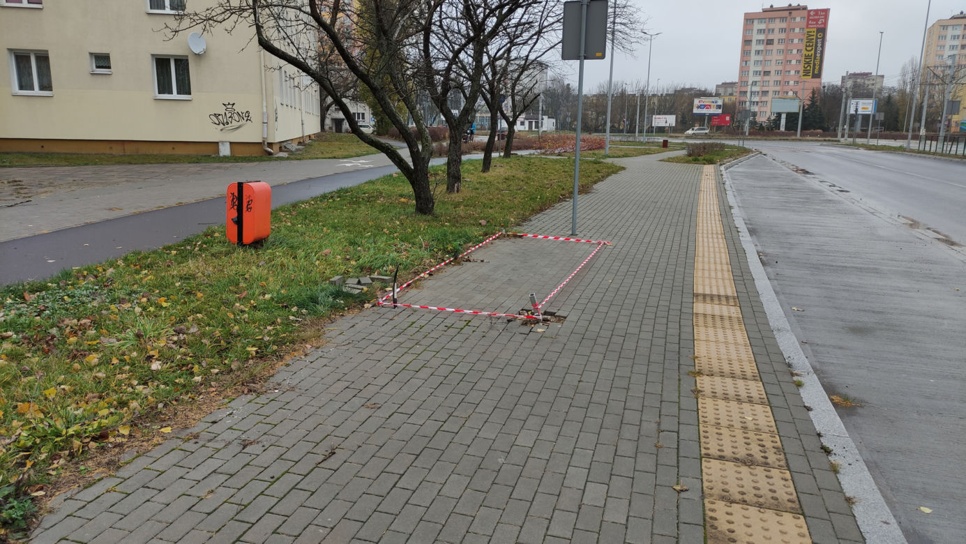 Przystanek-widmo z Torunia stał pusty trzy lata, teraz zniknął. Magistrat milczy.