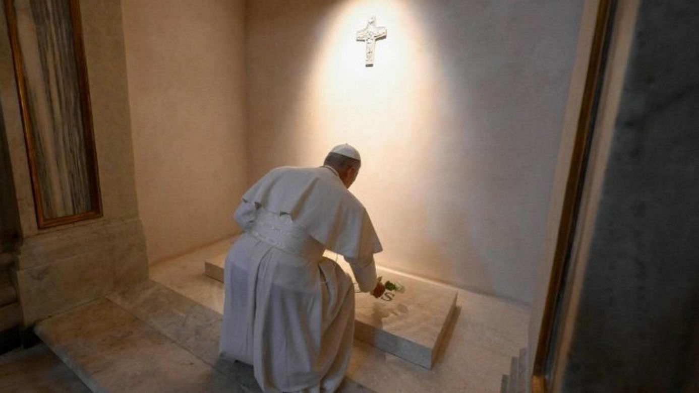 Papież Leon XIV odwiedził grob Franciszka! Wzruszająca modlitwa