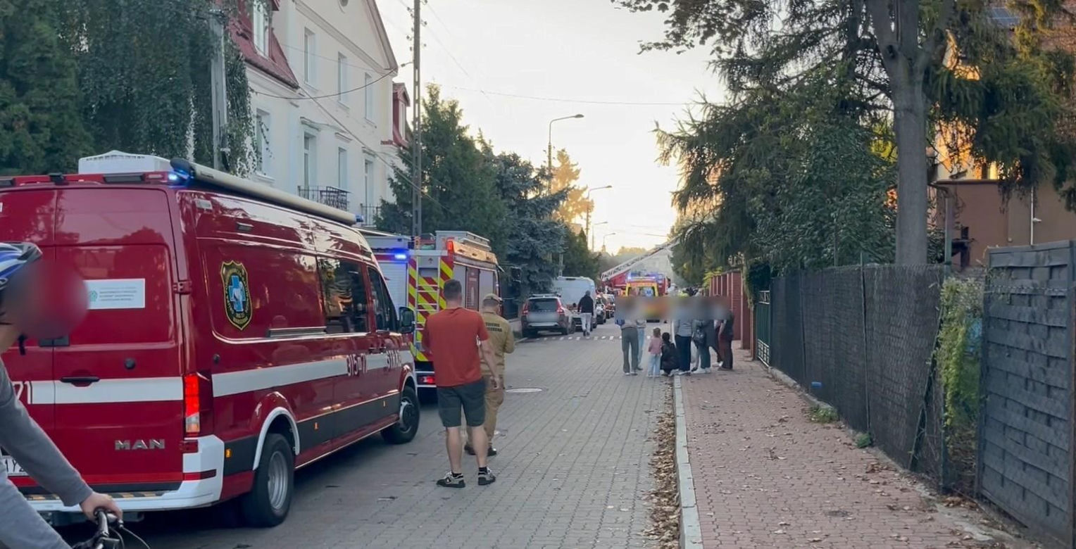 Pożar domu w Warszawie. Na miejscu strażacy i specjalistyczna grupa dronowa
