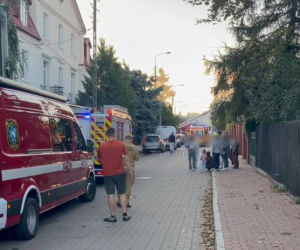 Pożar domu w Warszawie. Na miejscu strażacy i specjalistyczna grupa dronowa