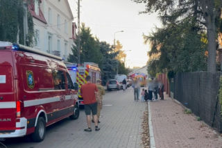 Pożar domu w Warszawie. Na miejscu strażacy i specjalistyczna grupa dronowa