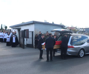 Polacy żegnają Łukasza Litewkę. Kondukt żałobny