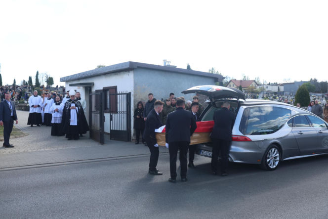 Polacy żegnają Łukasza Litewkę. Kondukt żałobny