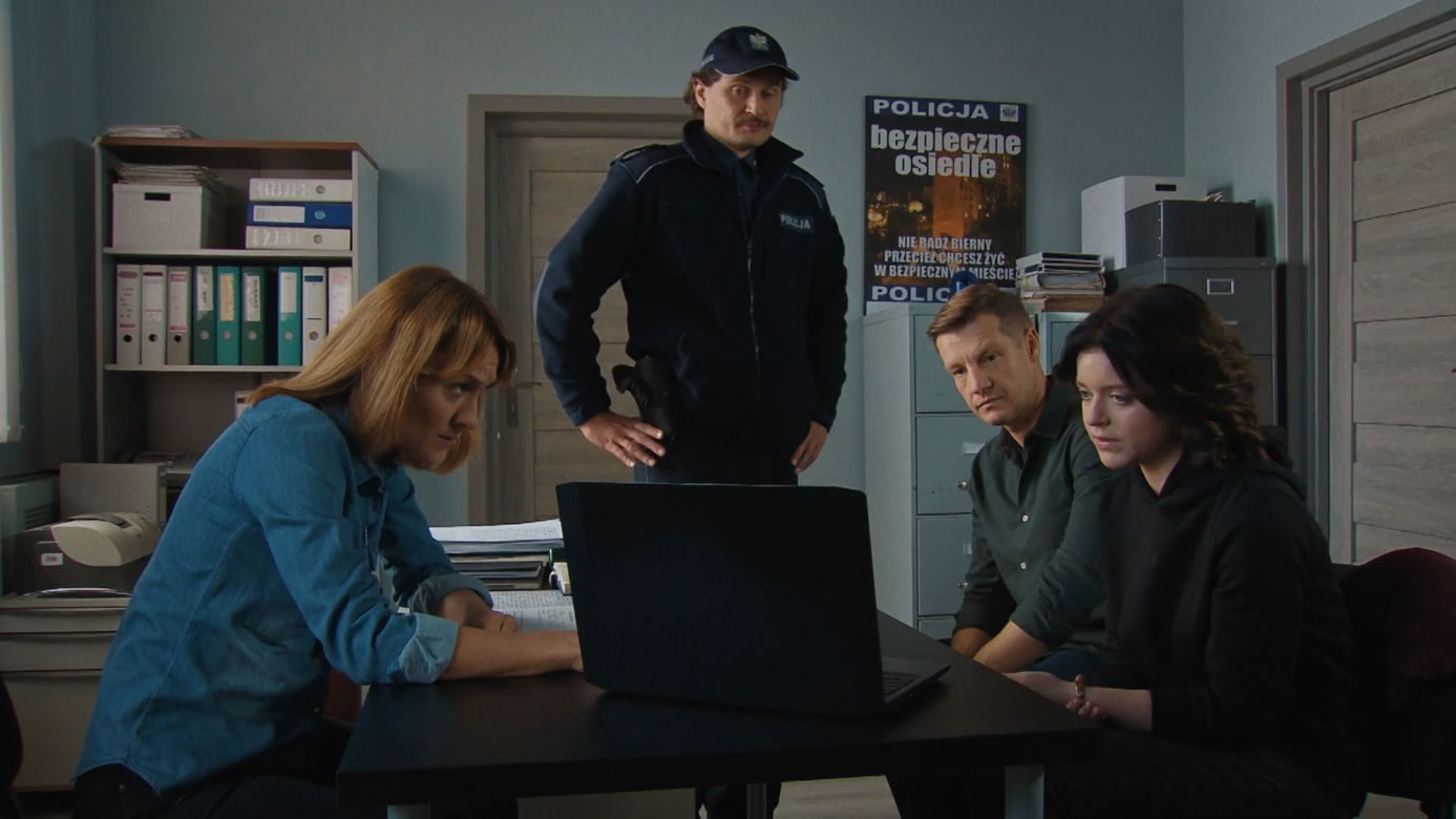 M jak miłość, odcinek 1712: Paweł (Rafał Mroczek), Basia (Gabriela Raczyńska), policjantka (Iwona Milerska), policjant (Marcin Włodarski)
