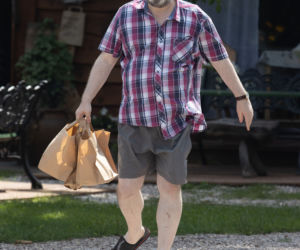 Karol Karski. Kupił flaszkę i odpoczął nad Świdrem