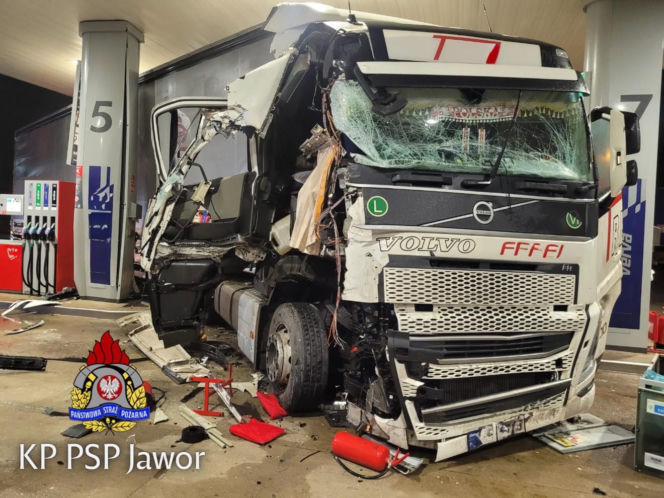 Silna gołoledź paraliżuje Dolny Śląsk! Autobus w rowie, ciężarówka uderzyła w słup