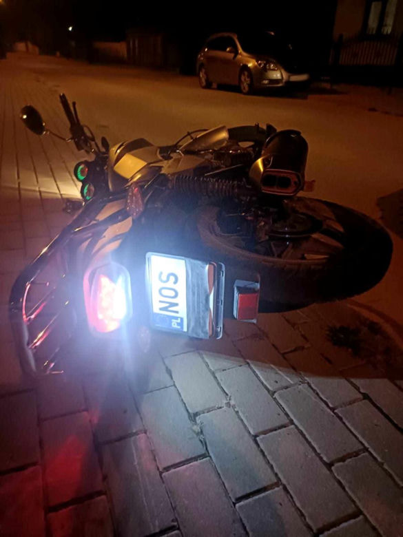 Pościg za motocyklistą w Suszu. Bez prawa jazdy, zasłoniętymi tablicami