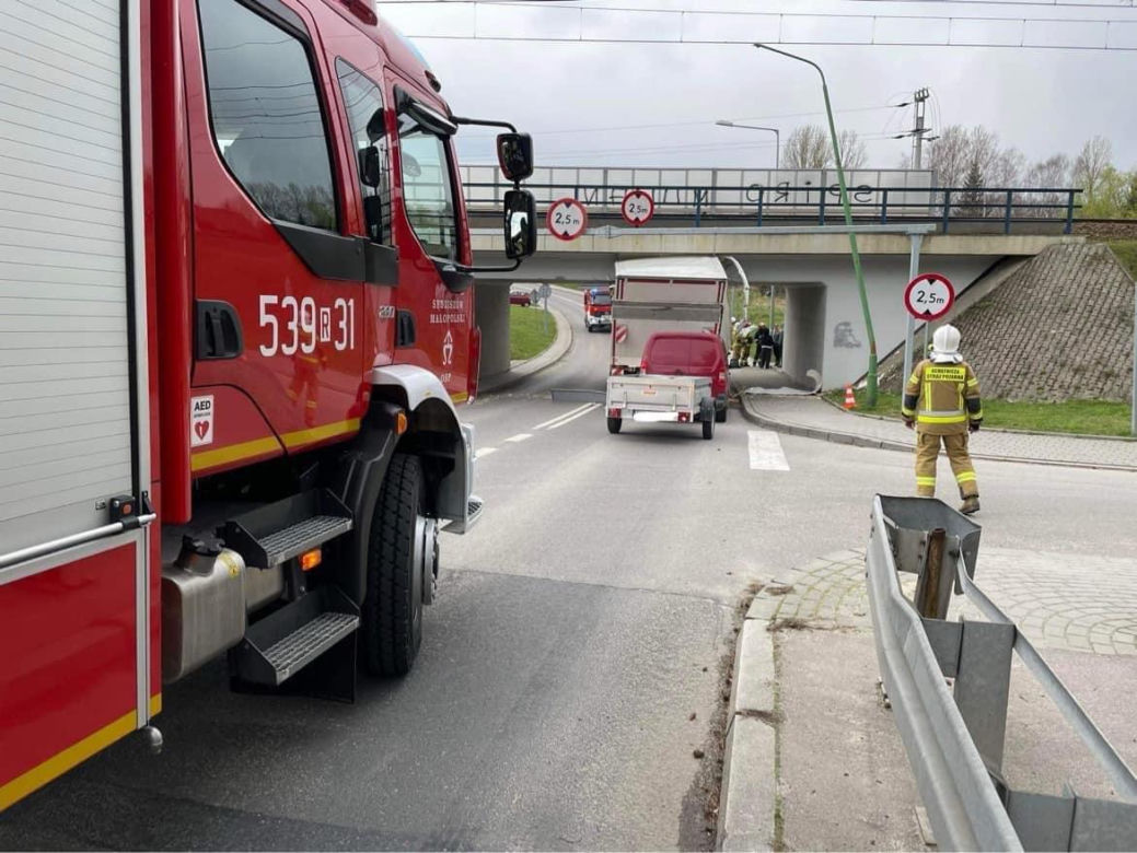 Dostawczak nie zmieścił się pod mostem. W tył auta wjechała osobówka 