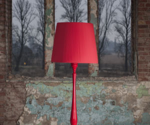 Czerwona lampa podłogowa retro
