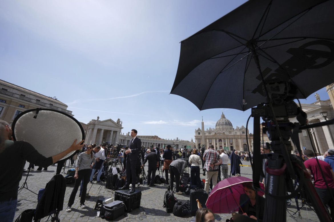 Tłumy na placu św. Piotra. Tak żegnają zmarłego papieża Franciszka 
