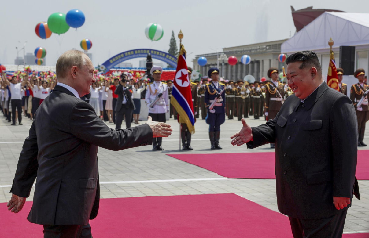 Putin w objęciach Kim Dzong Una! "Przyjacielska pogawędka"