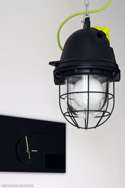 Lampa przemysłowa na zielonym przewodzie