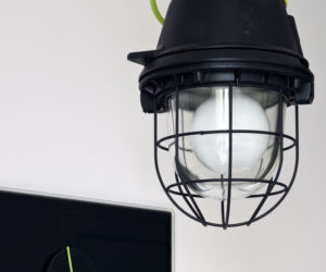Lampa przemysłowa na zielonym przewodzie