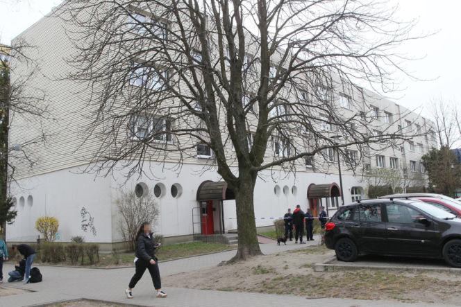 Przerażająca relacja sąsiadów, W mieszkaniu w Wołominie znaleziono ciała dwóch osób, ranny 19-latek w szpitalu