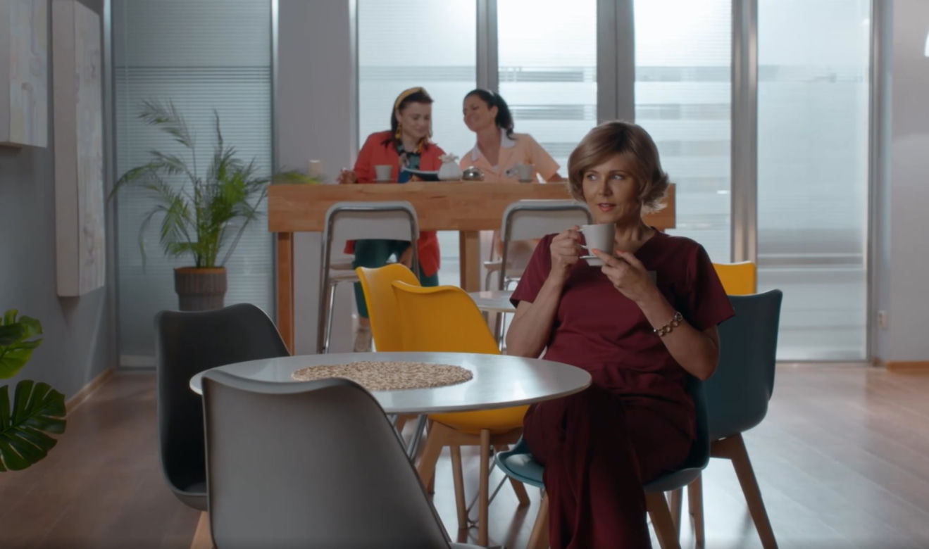 Na dobre i na złe odc. 860. Lucyna Sikorka (Anna Samusionek), Halinka (Joanna Jarmołowicz), pielęganiarka (Jaonna Pach-Żbikowska)