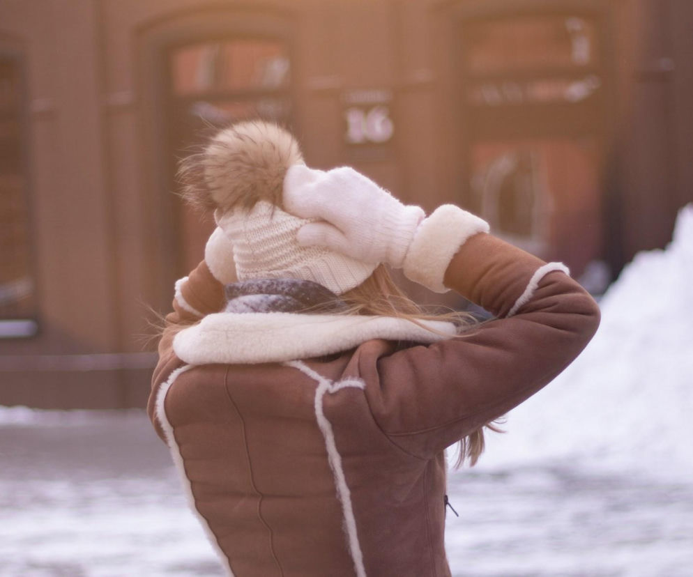 Kobieta w zimowym płaszczu