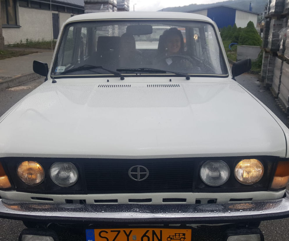 Pojazdy z duszą... zabytki zjechały pod kościół w Korbielowie