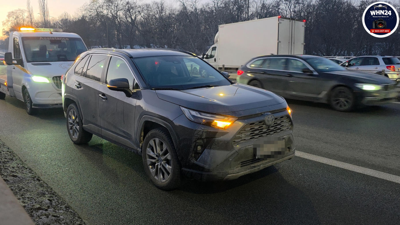 Wypadek na Trasie Łazienkowskiej. Autobus i trzy auta rozbite
