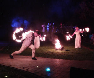 Pokaz fireshow w wykonaniu tancerzy i tancerek Teatru Ognia „Mantra” z Makowa Mazowieckiego