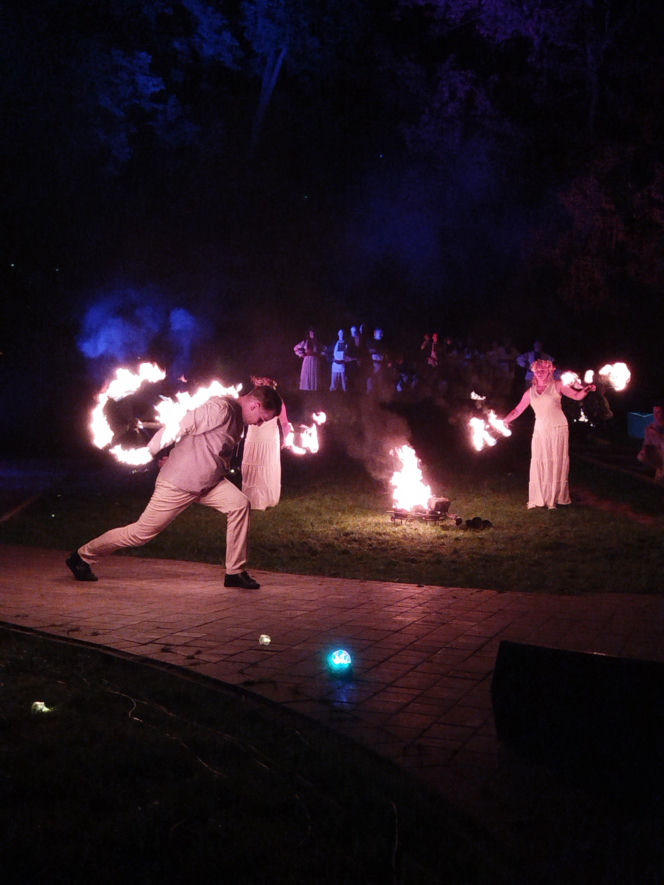 Pokaz fireshow w wykonaniu tancerzy i tancerek Teatru Ognia „Mantra” z Makowa Mazowieckiego