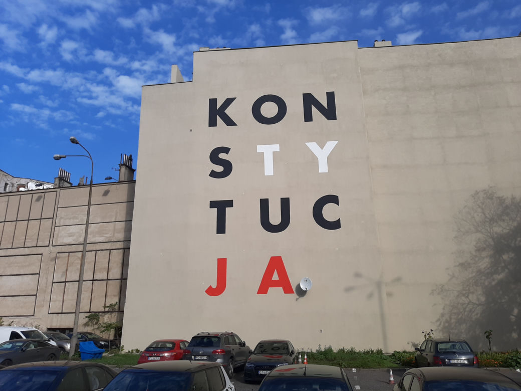Mural z napisem "KONSTYTUCJA" powstał w Poznaniu