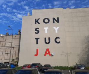 Mural z napisem KONSTYTUCJA powstał w Poznaniu